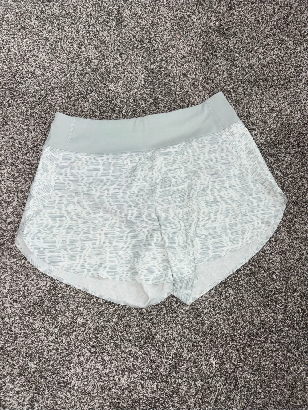 Athleta Printed Run With It 4.5” shorts in a Begonia Sage